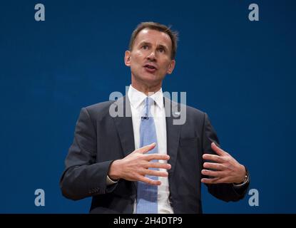 Jeremy Hunt, secrétaire d'État à la Santé, donne un discours aux délégués le troisième jour de la conférence du parti conservateur au Centre international des congrès, ICC, Birmingham.Mardi 4 octobre 2016.Crédit photo devrait se lire: Isabel Infantes / EMPICS Entertainment. Banque D'Images