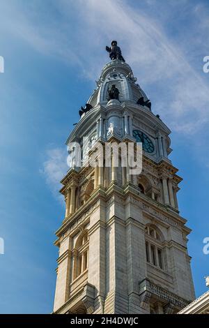 L'hôtel de ville de Philadelphie est situé au centre géographique de Philadelphie, et jusqu'en 1986, il a été la structure la plus haute de la ville, avec l'accord de messieurs. Banque D'Images