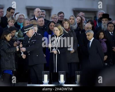 (De droite à gauche) le maire de Londres, Sadiq Khan, le secrétaire à l'intérieur, Amber Rudd, et le commissaire par intérim de la police, Craig Mackey, ont allumé des bougies lors d'une veillée à Trafalgar Square, à Londres, pour rendre hommage aux victimes de l'attaque de Londres.Photo datée du jeudi 23 mars 2017.Crédit photo devrait se lire: Isabel Infantes / EMPICS Entertainment. Banque D'Images