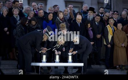 (De droite à gauche) le maire de Londres, Sadiq Khan, le secrétaire à l'intérieur, Amber Rudd, et le commissaire par intérim de la police, Craig Mackey, ont allumé des bougies lors d'une veillée à Trafalgar Square, à Londres, pour rendre hommage aux victimes de l'attaque de Londres.Photo datée du jeudi 23 mars 2017.Crédit photo devrait se lire: Isabel Infantes / EMPICS Entertainment. Banque D'Images