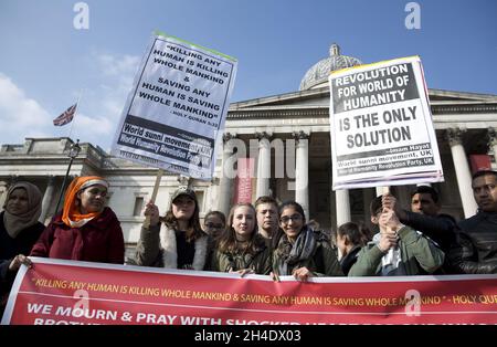 Un groupe de jeunes se joignent aux musulmans du mouvement sunnite mondial. Le Royaume-Uni et le Parti de la révolution mondiale de l'humanité se réunissent à Trafalgar Square pour rendre hommage aux victimes de l'attaque de Londres Banque D'Images