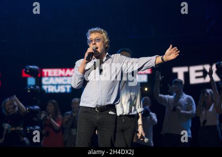 Roger Daltrey CBE, patron honoraire de Teenage cancer Trust, présente Ed Sheeran à la deuxième nuit de la série de concerts annuels Teenage cancer Trust au Royal Albert Hall, Londres.Date de la photo: Mardi 28 mars 2017.Le crédit photo devrait se lire comme suit : Isabel Infantes/ EMPICS Entertainment. Banque D'Images