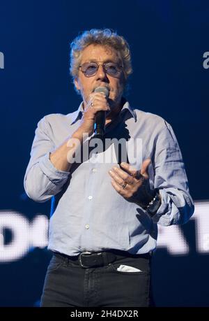 Roger Daltrey CBE, patron honoraire de Teenage cancer Trust, présente Ed Sheeran à la deuxième nuit de la série de concerts annuels Teenage cancer Trust au Royal Albert Hall, Londres.Date de la photo: Mardi 28 mars 2017.Le crédit photo devrait se lire comme suit : Isabel Infantes/ EMPICS Entertainment. Banque D'Images