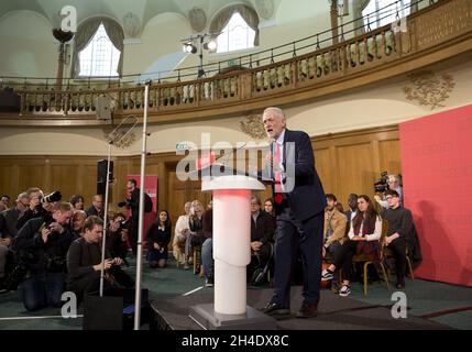 Jeremy Corbyn donne son premier discours à Westminster pour commencer la campagne électorale avant l'élection SNAP annoncée cette semaine par la PM Theresa May le 8 juin.Photo datée du jeudi 20 avril 2017.Crédit photo devrait se lire: Isabel Infantes / EMPICS Entertainment Banque D'Images