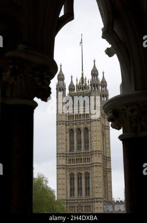 Vue sur la tour Victoria, la plus haute tour du palais de Westminster, depuis les jardins de la tour Victoria, dans le centre de Londres.Photo datée du vendredi 28 avril 2017.Crédit photo devrait se lire: Isabel Infantes / EMPICS Entertainment. Banque D'Images