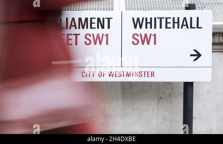 Panneau indiquant Parliament Street et Whitehall, Westminster, centre de Londres.Photo datée du vendredi 28 avril 2017.Crédit photo devrait se lire: Isabel Infantes / EMPICS Entertainment. Banque D'Images