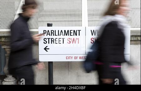 Panneau indiquant Parliament Street et Whitehall, Westminster, centre de Londres.Photo datée du vendredi 28 avril 2017.Crédit photo devrait se lire: Isabel Infantes / EMPICS Entertainment. Banque D'Images