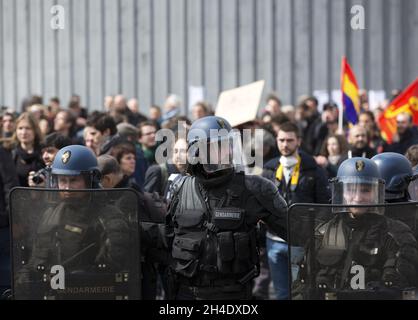 Les policiers anti-émeutes prennent position alors qu'ils font face à des militants antifascistes lors d'un rassemblement le jour de mai, six jours seulement avant les élections générales françaises le dimanche 7 mai prochain.photo datée du lundi 1er mai 2017.Crédit photo devrait se lire: Isabel Infantes / EMPICS Entertainment. Banque D'Images