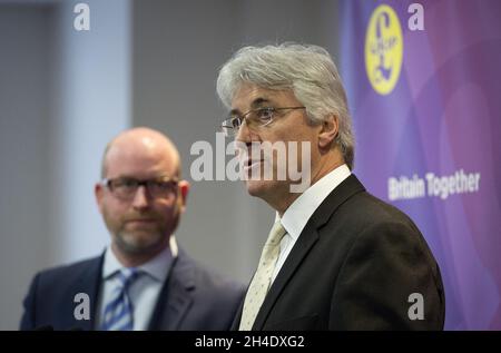 (De gauche à droite) Paul Nuttall, le leader du UKIP, et John Bickley, le porte-parole de l'immigration, lancent la politique d'immigration du parti à Westminster, Londres.Photo datée du lundi 8 mai 2017.Crédit photo devrait se lire: Isabel Infantes / EMPICS Entertainment. Banque D'Images