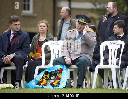 Un vétéran du Kazakhstan prend une pause lors des célébrations du jour de la victoire au Mémorial de la guerre soviétique à Londres, pour marquer le 72e anniversaire de la victoire de l'armée soviétique et de ses alliés sur l'Allemagne nazie pendant la Seconde Guerre mondialePhoto datée du mardi 9 mai 2017.Crédit photo devrait se lire: Isabel Infantes / EMPICS Entertainment. Banque D'Images