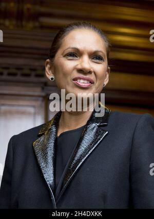 Gina Miller, la propriétaire d'entreprise britannique, l'avocate qui a combattu l'article 50 à la Cour suprême, arrive au débat de la Convention à Central Hall Westminster, Londres, pour parler de l'impact du Brexit et de l'écrasement politique .Photo datée du vendredi 12 mai 2017.Crédit photo devrait se lire: Isabel Infantes / EMPICS Entertainment. Banque D'Images