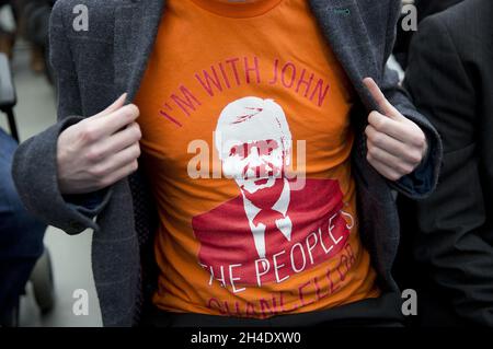 Un partisan travailliste porte un T-shirt portant le visage du Shadow Chancellor John McDonnell lors d'un événement à l'Université de Bradford pour lancer le manifeste du parti Banque D'Images