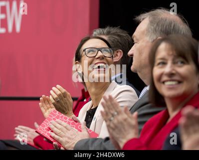 Les membres du Cabinet fantôme applaudissent le discours de Jeremy Corbyn lors du lancement du manifeste du parti Banque D'Images