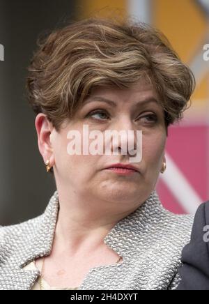 Le secrétaire aux Affaires étrangères de Shadow, Emily Thornberry, écoute Jeremy Corbyn lors du lancement du manifeste du parti Banque D'Images