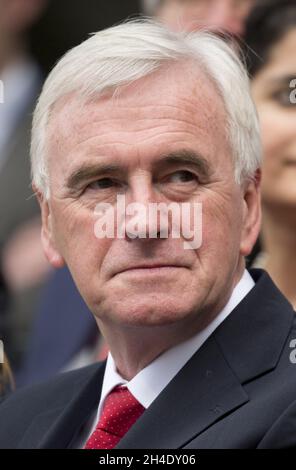 Le chancelier de l'Échiquier John McDonnell siège avec le Cabinet fantôme lors du lancement du manifeste du parti à l'Université de Bradford.Photo datée du mardi 16 mai 2017.Crédit photo devrait se lire: Isabel Infantes / EMPICS Entertainment. Banque D'Images