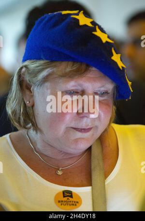 Un partisan libéral démocrate porte un plafond avec le drapeau de l'UE lors du lancement du manifeste du Parti libéral démocrate pour l'élection générale de 2017 par le chef du parti Tim Farron à l'Oval Space, à l'est de Londres, le mercredi 17 mai 2017.Photo datée du lundi 1er mai 2017.Crédit photo devrait se lire: Isabel Infantes / EMPICS Entertainment. Banque D'Images