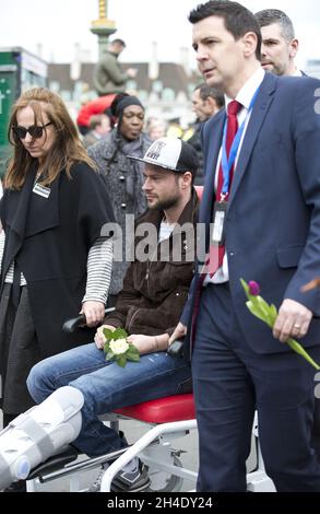 Le roumain Andrei Burnaz, petit ami de la victime Andrea Cristea, visite le pont de Westminster le 29 mars 2017, posant une rose blanche pour marquer sept jours depuis l'attaque terroriste de Londres.Le couple roumain a été pris dans l'attaque menée par Khalid Masood mercredi 22 mars au pont de Westminster Banque D'Images