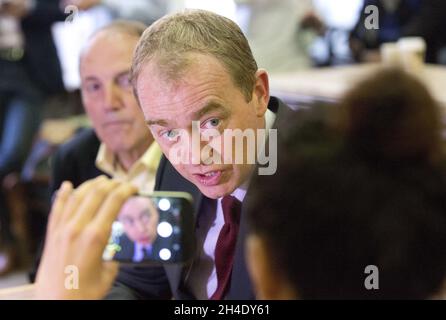 (De droite à gauche) le chef libéral démocrate Tim Farron et l'ancien député Bermondsey et Old Southwark Sir Simon Hughes visitent une boulangerie artisanale Comptoir Gourmand à Bermondsey, dans le sud de Londres, au cours de la campagne électorale pour l'élection générale jeudi 8 juin prochain.Photo datée du: , mardi 30 mai 2017.Crédit photo devrait se lire: Isabel Infantes / EMPICS Entertainment. Banque D'Images