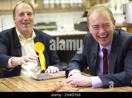 (De droite à gauche) le chef libéral démocrate Tim Farron et l'ancien député Bermondsey et Old Southwark Sir Simon Hughes visitent une boulangerie artisanale Comptoir Gourmand à Bermondsey, dans le sud de Londres, au cours de la campagne électorale pour l'élection générale jeudi 8 juin prochain.Photo datée du: , mardi 30 mai 2017.Crédit photo devrait se lire: Isabel Infantes / EMPICS Entertainment. Banque D'Images