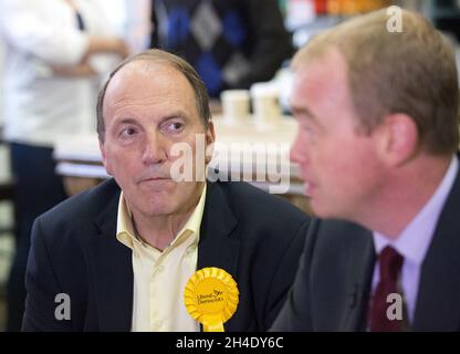 (De droite à gauche) le chef libéral démocrate Tim Farron et l'ancien député de Bermondsey et du Vieux Southwark Sir Simon Hughes visitent une boulangerie artisanale Comptoir Gourmand à Bermondsey, dans le sud de Londres, au cours de la campagne électorale de jeudi 8 juin prochain.Photo datée du: , mardi 30 mai 2017.Crédit photo devrait se lire: Isabel Infantes / EMPICS Entertainment. Banque D'Images