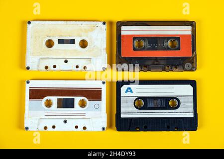 Quatre cassettes audio anciennes sur le papier jaune gros plan Banque D'Images