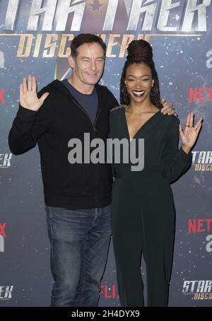 (De gauche à droite) Jason Isaacs et Sonequa Martin-Green assistent à la séance photo Star Trek: Discovery spécial fan à la tour Millbank le dimanche 5 novembre. Photo datée du dimanche 5 novembre 2017.Crédit photo devrait se lire: Isabel Infantes / EMPICS Entertainment. Banque D'Images