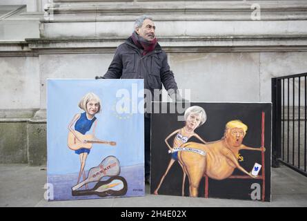 Note aux éditeurs : l'artiste de contenu satirique Kaya Mar se trouve à l'extérieur de Downing Street, Londres, avec quelques-unes de ses peintures satiriques sur le Brexit, Theresa May et Trump.Photo datée du lundi 5 février 2018.Crédit photo devrait se lire: Isabel Infantes / EMPICS Entertainment. Banque D'Images