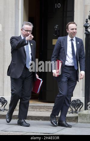 Michael Gove, secrétaire à l'Environnement, à l'alimentation et aux Affaires rurales, et Matt Hancock, secrétaire à la Culture, aux médias et aux Sports, quittent le 10 Downing Street, à Londres, après une réunion du Cabinet Banque D'Images