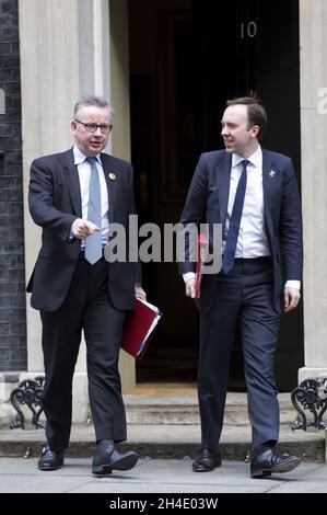 Michael Gove, secrétaire à l'Environnement, à l'alimentation et aux Affaires rurales, et Matt Hancock, secrétaire à la Culture, aux médias et aux Sports, quittent le 10 Downing Street, à Londres, après une réunion du Cabinet Banque D'Images