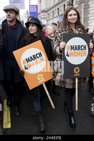 (De gauche à droite) l'acteur Michael Sheen, les chanteurs Natalie Imbruglia et Sophie Ellis-Bextor se joignent aux marcheurs lors du rassemblement March4Women dans le centre de Londres.Photo datée du dimanche 4 mars 2018.Crédit photo devrait se lire: Isabel Infantes / EMPICS Entertainment. Banque D'Images