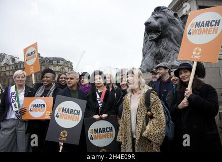 (De gauche à droite) Hannah Bardell MP, Dawn Butler MP, Mayor of London Sadiq Khan, Bianca Jagger, Helen Pankhurst, Michael Sheen, Natalie Imbruglia et Sophie Ellis-Bextor entre autres personnalités photographiées à côté du lion Trafalgar Square sous la colonne NelsonÕs,Où Emmeline Pankhurst et Keir Hardie ont prononcé leurs discours historiques à la suite du rassemblement March4Women dans le centre de Londres.Photo datée du dimanche 4 mars 2018.Crédit photo devrait se lire: Isabel Infantes / EMPICS Entertainment. Banque D'Images