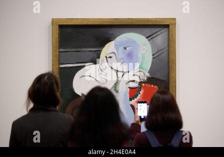 Personnes regardant la fille avant un miroir de Pablo Picasso, 1932, pendant un aperçu de l'exposition Picasso 1932 - Amour, gloire, tragédie à Tate Modern à Londres.Photo datée du mardi 6 mars 2018.Crédit photo devrait se lire: Isabel Infantes / EMPICS Entertainment. Banque D'Images