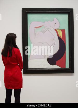 Une femme regardant le sommeil de Pablo Picasso, 1932, pendant un aperçu de l'exposition Picasso 1932 - Amour, gloire, tragédie à Tate Modern à Londres.Photo datée du mardi 6 mars 2018.Crédit photo devrait se lire: Isabel Infantes / EMPICS Entertainment. Banque D'Images