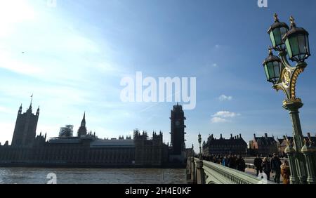 Vue générale des chambres du Parlement et de la tour Elizabeth, connue sous le nom de Big Ben, vue depuis l'extrémité sud du pont de Westminster, Londres.Photo datée du mercredi 21 mars 2018.Crédit photo devrait se lire: Isabel Infantes / EMPICS Entertainment. Banque D'Images