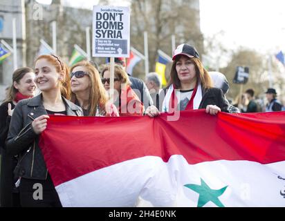 Des manifestants lors d'une manifestation contre une intervention militaire en Syrie sur la place du Parlement, à Londres, à la suite des frappes du gouvernement américain, britannique et français visant les armes chimiques d'Assad.Photo datée du lundi 16 avril 2018.Crédit photo devrait se lire: Isabel Infantes / EMPICS Entertainment. Banque D'Images