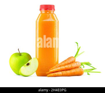 Jus de carotte de pomme fraîchement pressé dans une bouteille en plastique générique avec garniture isolée sur fond blanc Banque D'Images