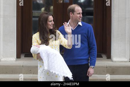 Le duc de Cambridge et la duchesse de Cambridge quittent l'aile Lindo à l'hôpital St. Mary's de Londres, après la naissance de leur fille, la princesse Charlotte.Photo datée du samedi 2 mai 2015.Crédit photo devrait se lire: Isabel Infantes / EMPICS Entertainment. Banque D'Images