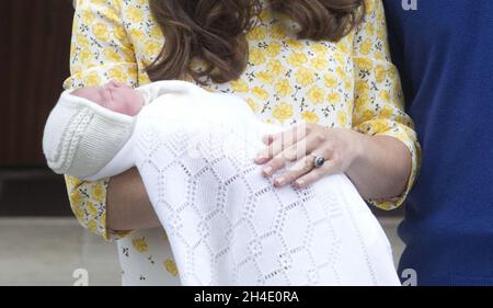 La duchesse de Cambridge avec sa fille née, la princesse Charlotte.Photo datée du samedi 2 mai 2015.Crédit photo devrait se lire: Isabel Infantes / EMPICS Entertainment. Banque D'Images