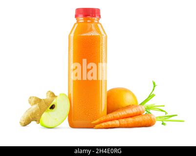 Jus de gingembre orange fraîchement pressé de carotte de pomme dans une bouteille générique en plastique avec garniture isolée sur fond blanc Banque D'Images