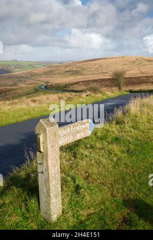 Panneau pour le pont public à Worth Lane sur Withypool Common lors d'un après-midi d'automne ensoleillé dans le parc national d'Exmoor, Somerset, Angleterre. Banque D'Images