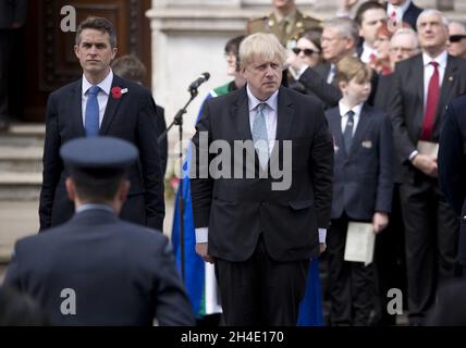 (De gauche à droite) le secrétaire d'État à la Défense, Gavin Williamson, et le secrétaire d'État aux Affaires étrangères, Boris Johnson, assistaient à une cérémonie de dépôt de couronne au Cenotaph pour commémorer le jour de l'ANZAC à Londres.Photo datée du mercredi 25 avril 2018.Crédit photo devrait se lire: Isabel Infantes / EMPICS Entertainment. Banque D'Images