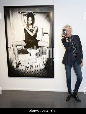 Ellen von Unwerth, photographe née en Allemagne, a assisté à l'ouverture d'une exposition de plus de 40 de ses plus célèbres photographies des années 1990 à nos jours à l'Opéra de Londres à Mayfair, Londres, qui s'ouvre au public le vendredi 5 mai.Photo datée du jeudi 3 mai 2018.Crédit photo devrait se lire: Isabel Infantes / EMPICS Entertainment. Banque D'Images