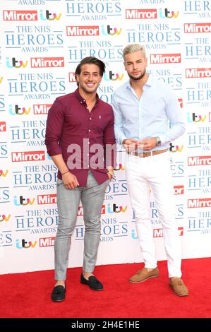 Kem Cetinay (à gauche) et Chris Hughes assistent aux NHS Heroes Awards à l'hôtel Hilton de Londres le 14 mai 2018. Banque D'Images
