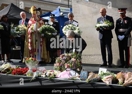 La première ministre Theresa May met les fleuris à la mémoire des victimes de l'attaque du pont de Londres/Borough Market lors d'une cérémonie de silence d'une minute pour marquer le premier anniversaire.Date de la photo: Dimanche 3 juin 2018. Banque D'Images