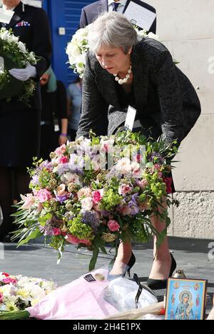 La première ministre Theresa May dépose des fleurs au cours d'une cérémonie marquant le premier anniversaire de l'année en mémoire des victimes du London Bridge/Borough Market.Date de la photo: Dimanche 3 juin 2018 Banque D'Images