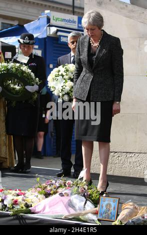 La première ministre Theresa May dépose des fleurs au cours d'une cérémonie marquant le premier anniversaire de l'année en mémoire des victimes du London Bridge/Borough Market.Date de la photo: Dimanche 3 juin 2018 Banque D'Images