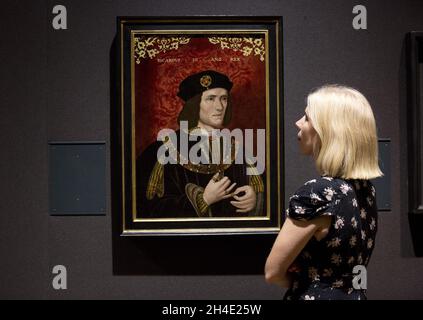 Un membre du personnel de la National Portrait Gallery voit le portrait du XVIe siècle de Richard III, prêté au New Walk Museum and Art Gallery de Leicester, la ville dans laquelle le roi a été enterré, pour la première fois dans le cadre de la venue à la maison,Un nouveau projet majeur pour prêter les portraits les plus appréciés aux villes du Royaume-Uni. Banque D'Images