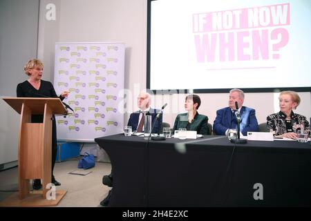 La conservatrice Anna Soubry parle lors de la conférence de presse du vote du peuple dans le centre de Londres après que Theresa May ait appelé les députés à voter sur son accord sur le Brexit hier.Photo datée du mardi 11 décembre 2018 Banque D'Images