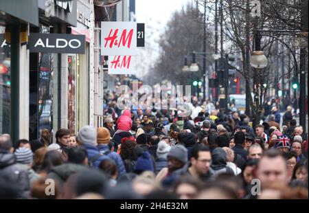 Les acheteurs sur Oxford Street, Londres, pendant les ventes du lendemain de Noël.Photo datée du mercredi 26 décembre 2018 Banque D'Images