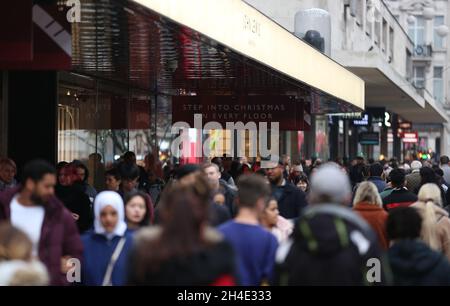 Les acheteurs sur Oxford Street, Londres, pendant les ventes du lendemain de Noël.Photo datée du mercredi 26 décembre 2018 Banque D'Images